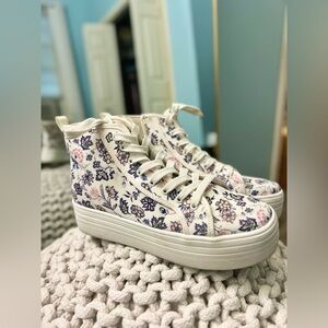 Universal Thread Platform Sneakers